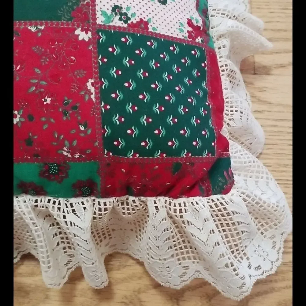 ‎CHRISTMAS DECORATIVE PILLOW LACE DETAILS